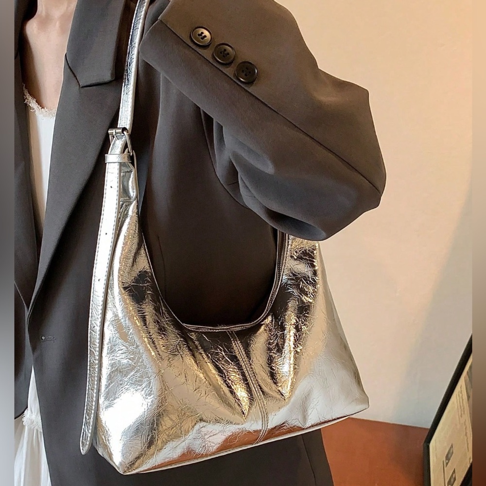 ๐ Metallic Silver Hobo Shoulder Bag - Picture 4 of 9